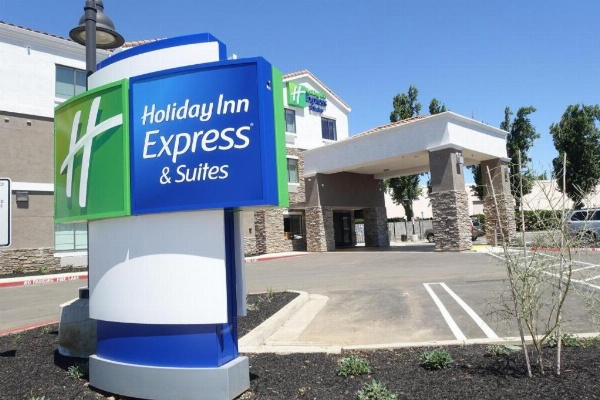 Holiday Inn Express & Suites Brentwood image 1